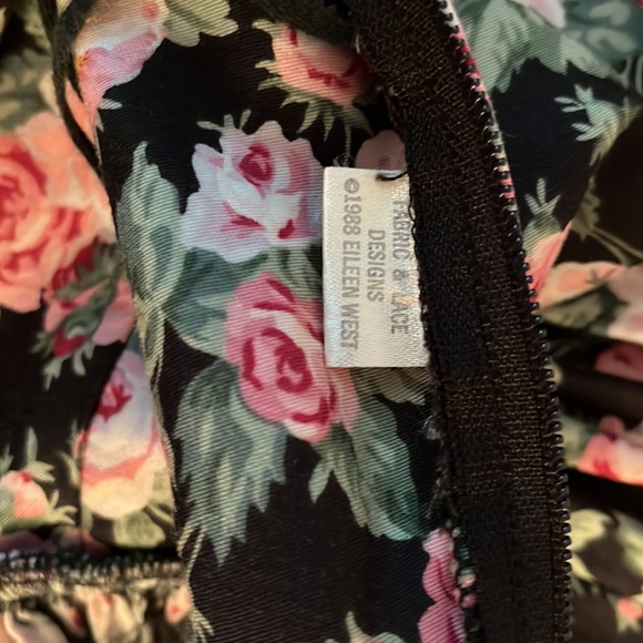 VINTAGE Pink flowers on black background. Classic styling - Picture 4 of 5